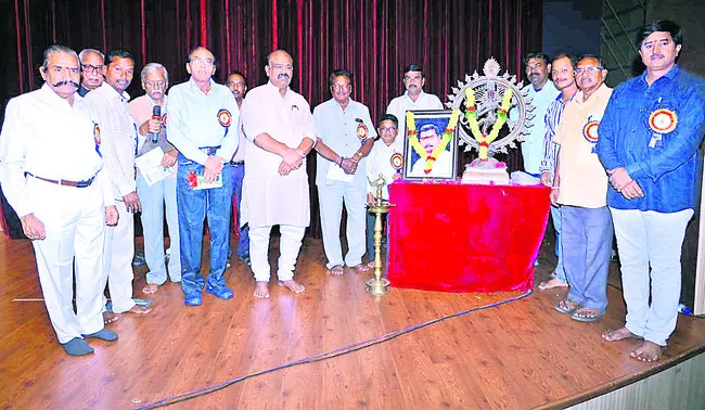 నాటకాలు ఇతిహాసాల్ని తెలియజేస్తాయి