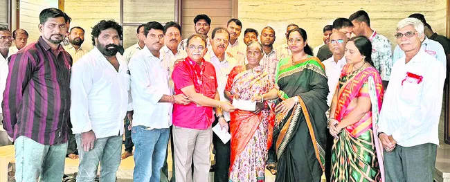 సొసైటీ సభ్యులకు చెక్కుల పంపిణీ