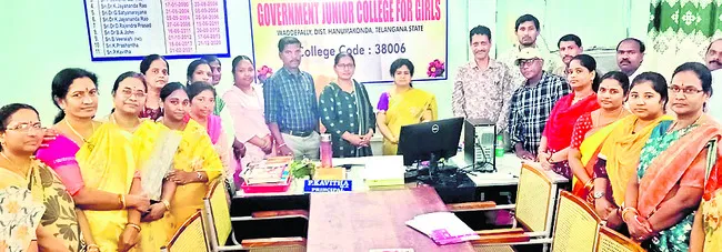 అధ్యాపకుల చేతుల్లోనే విద్యార్థినుల భవిష్యత్‌
