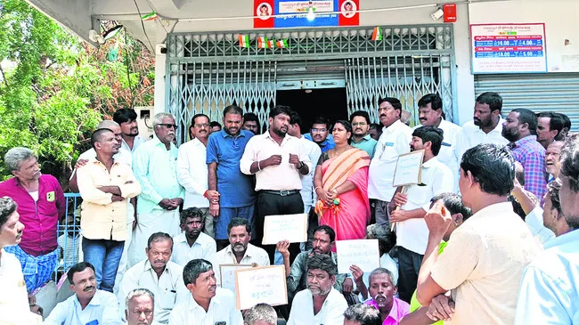 చేనేత కార్మికుల ఆందోళన 