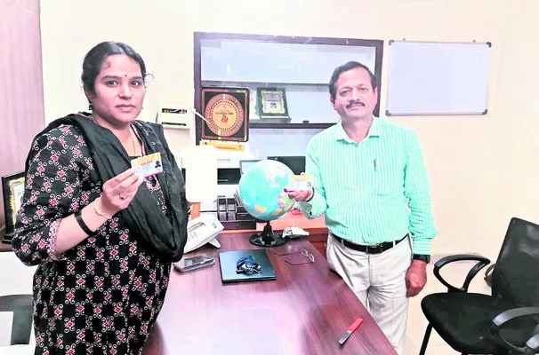 డిజిటల్‌ రేషన్‌ కార్డుల పంపిణీ