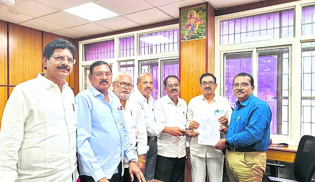 డిగ్రీ చేసిన డిపెండెంట్లకు క్లర్క్ పోస్టులు