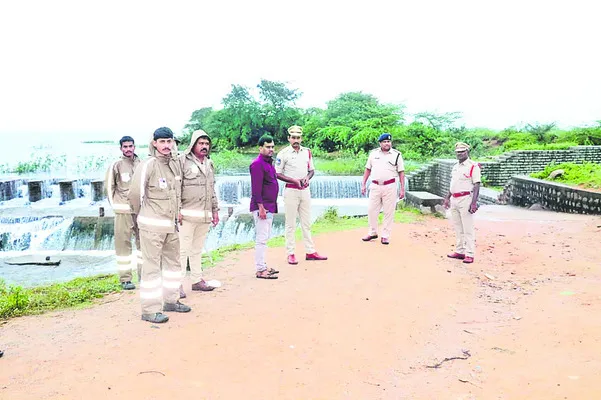 డ్యాం వద్దకు ఎవరినీ రానీయొద్దు 
