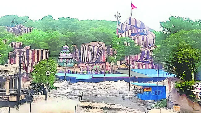 పోటెత్తిన మంజీరా 