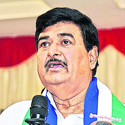 మాజీ సీఎంను దూషించడం సరికాదు   