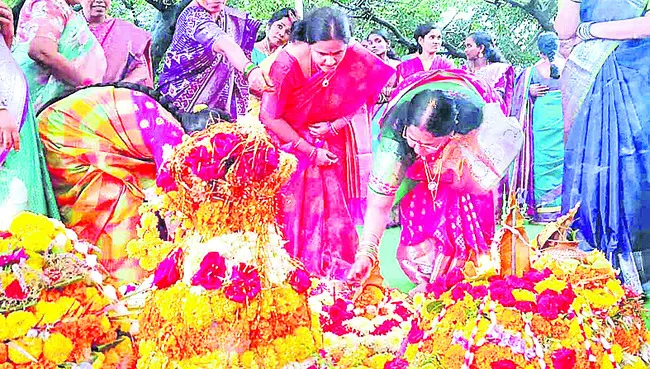 బతుకమ్మ ఆడిన న్యాయమూర్తులు