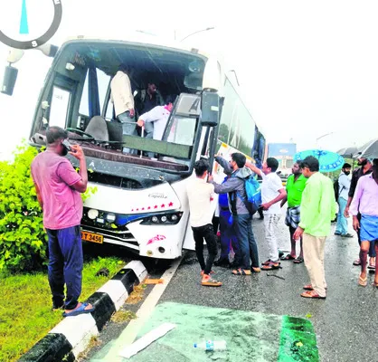 కంటైనర్‌ను ఢీకొన్న ట్రావెల్స్‌ బస్సు 