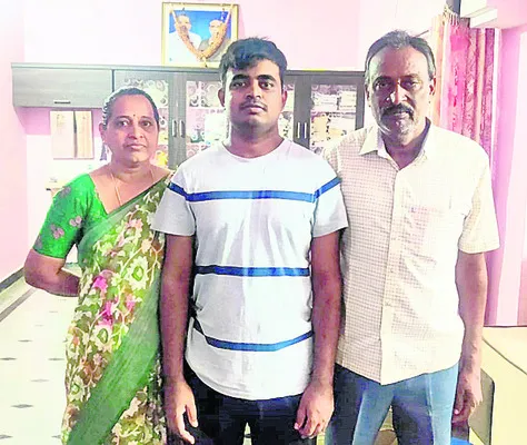 వ్యవసాయ కుటుంబం నుంచి ఆర్డీవోగా..

