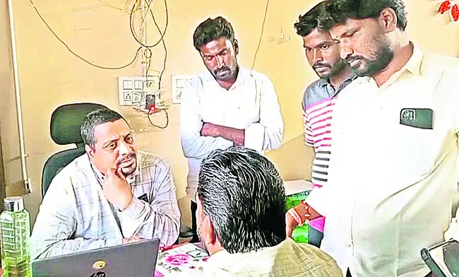 నోటీసు ఇవ్వకనే నగలు వేలం 