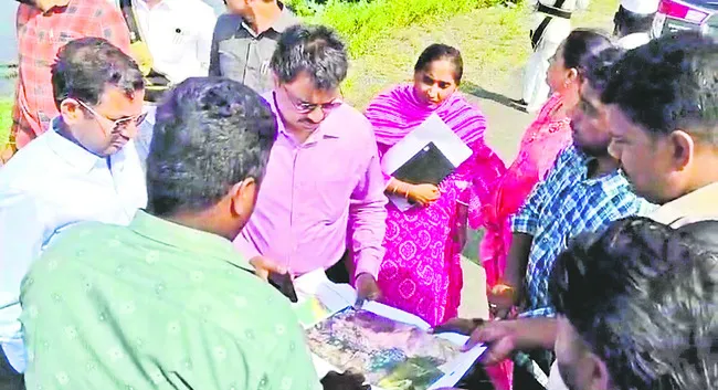 ఎయిర్‌పోర్టు భూముల పరిశీలన 