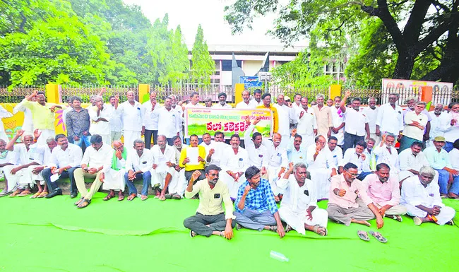 రోడ్డెక్కిన అధికార పార్టీ రాజకీయం 
