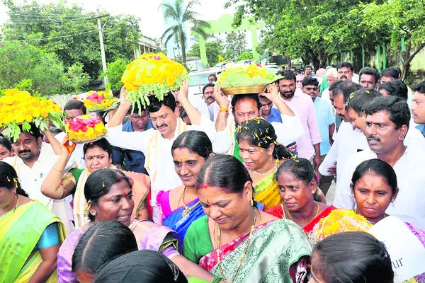 తల్లిదండ్రుల కష్టాన్ని గుర్తించాలి..