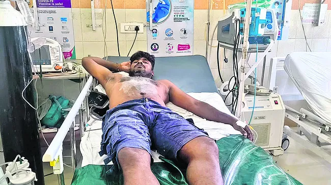 పోలీస్‌స్టేషన్లో వ్యక్తి ఆత్మహత్యాయత్నం 