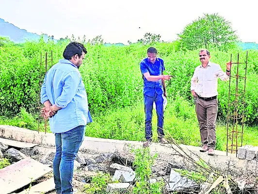 ప్రభుత్వ భూమి కబ్జాకు యత్నం