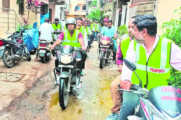 బైక్‌పై సీఎండీ బస్తీబాట! 