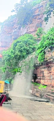 జలపాతం.. కనువిందు  
