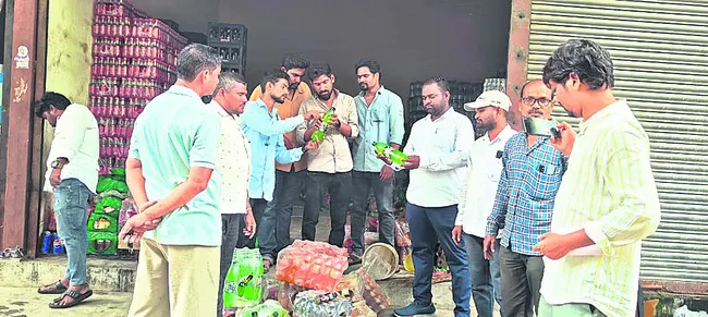 గడువు ముగిసిన కూల్డ్రింక్స్ విక్రయాలు