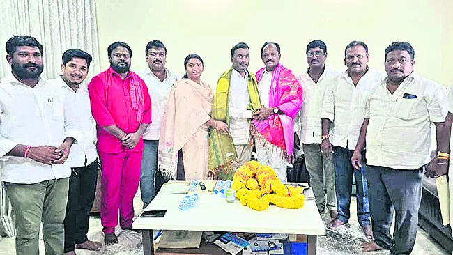 మాజీ డిప్యూటీ సీఎం బూడిని కలిసిన బొడ్డేడ 
