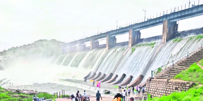 ప్రాజెక్టుల వద్ద జలసవ్వడి 