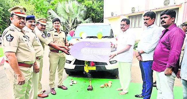 పోలీసుశాఖకు బొలెరో వాహనం అందజేత