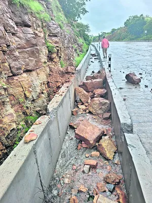 సాగర్‌ వద్ద హైవేపై  విరిగిపడిన కొండ చరియలు
