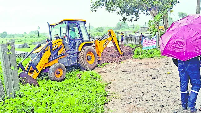 అలుగు కాలువ తవ్వకం