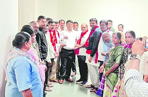 పెండింగ్‌ వేతనాలు చెల్లించాలి 