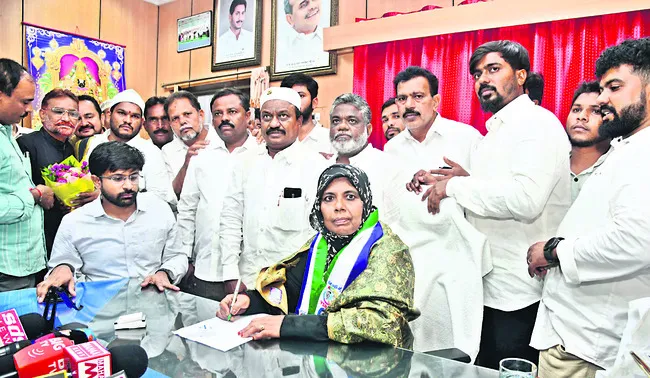 అట్టహాసంగా ఇన్చార్జి మేయర్ బాధ్యతల స్వీకరణ