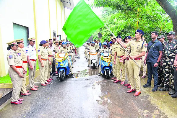 సిటీలో మహిళా బ్లూకోల్ట్స్‌ సేవలు