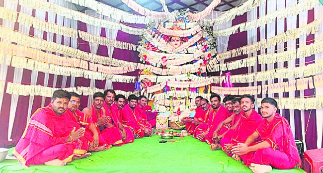 అమ్మవారికి రూ.11 లక్షల కరెన్సీ హారం