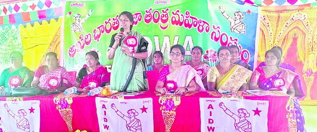 మహిళలు పోరాటాల్లోకి రావాలి
