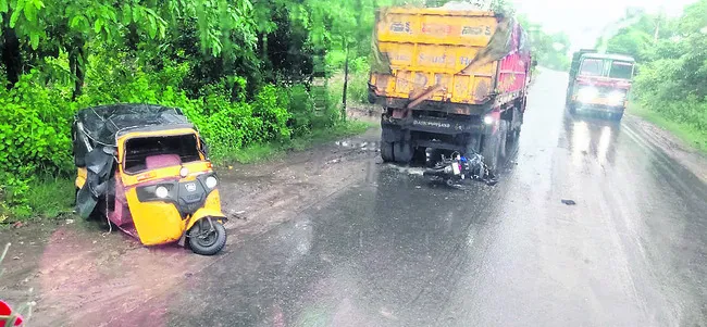 ఆగిఉన్న లారీని ఢీకొట్టిన బైక్