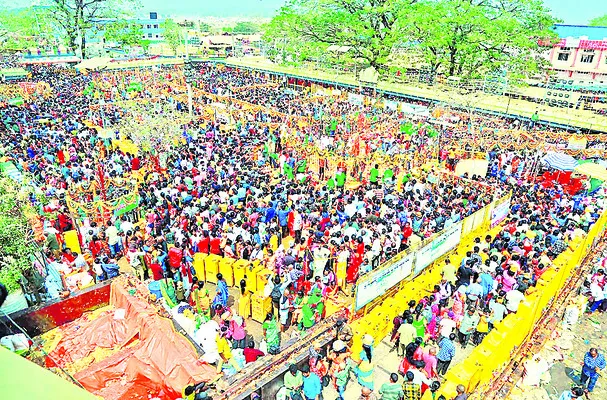 ఆసియా ఖండంలోనే అతిపెద్ద ఆదివాసీ జాతర.. మేడారం 
