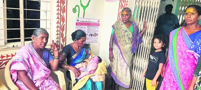 పీహెచ్సీ ఎదుట మృత శిశువుతో నిరసన