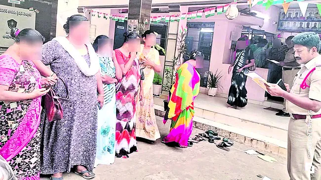 శ్రుతిమించుతున్న  హిజ్రాల ఆగడాలు