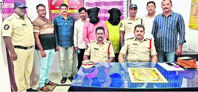 నకిలీ క్రైమ్‌ బ్రాంచ్‌ ఇన్‌స్పెక్టర్‌ అరెస్ట్‌ 