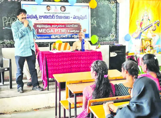 విద్యార్థులు సెల్‌ఫోన్‌కు దూరంగా ఉండాలి 