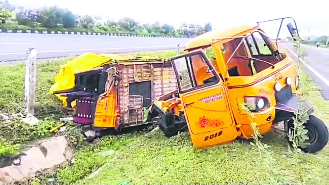 డీఎస్సీ ఉపాధ్యాయులకు తప్పిన ప్రమాదం 