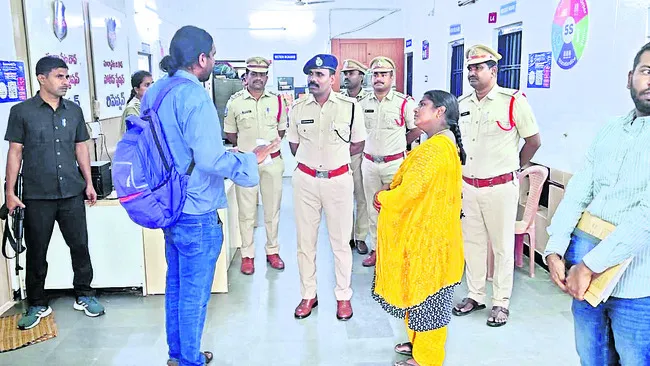 పోలీసులు సమర్థవంతంగా పనిచేయాలి 