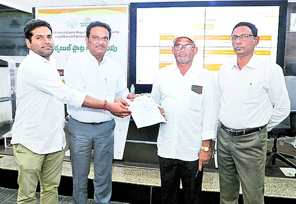 97 రిటర్నబుల్‌ ప్లాట్ల కేటాయింపు 
