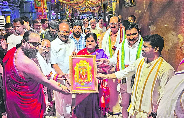 మహాలక్ష్మీ సేవలో గవర్నర్లు.. 