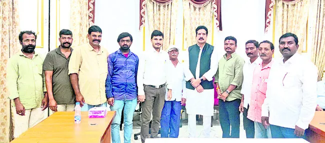 ఎస్టీ కమిషన్‌ విచారణకు అధికారుల గైర్హాజరు