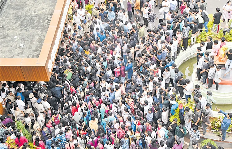 Students besiege Visakhapatnam AU