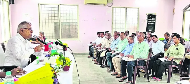 పనుల్లో పురోగతి లేకపోతే ఉపేక్షించేది లేదు 
