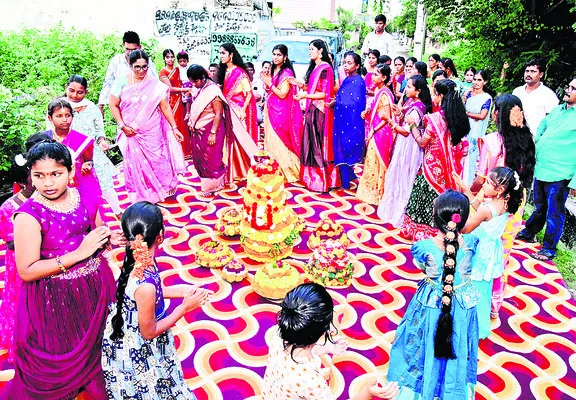 బతుకమ్మా.. బతుకు ఇవ్వమ్మా...