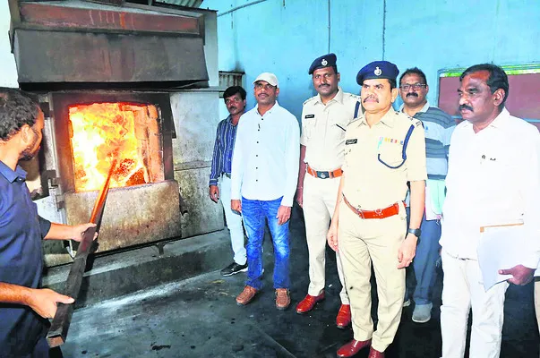 ఉరి వేసుకుని యువకుడి ఆత్మహత్య
