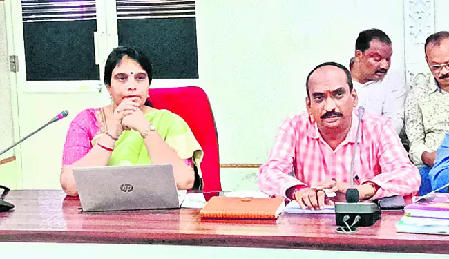 వ్యాపారస్తులు ముందుకు రావాలి 