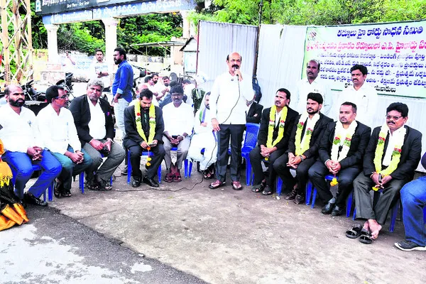 న్యాయవాదుల దీక్షకు వైఎస్సార్‌సీపీ సంపూర్ణ మద్దతు