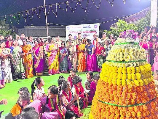 ప్రజలకు చేరువయ్యేలా కమ్యూనిటీ బతుకమ్మ
