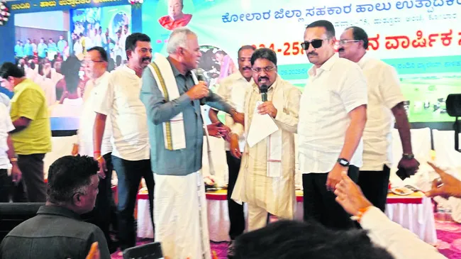 కోముల్‌ భేటీలో ఎమ్మెల్యేల గొడవ 